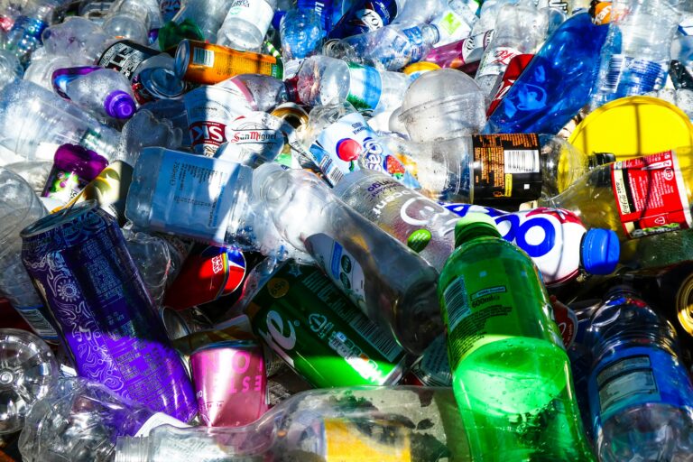 Read more about the article Muovijätteestä puettavaksi taiteeksi: Näin Njálla käyttää kierrätysmateriaaleja